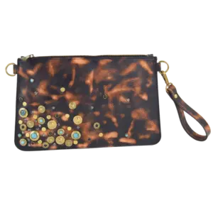 Pochette Nizza in cuoio e borchiata