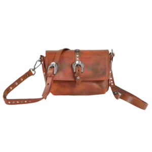 Borsa in cuoio tinto a mano sui toni dell'arancio e borchiata a mano con strass