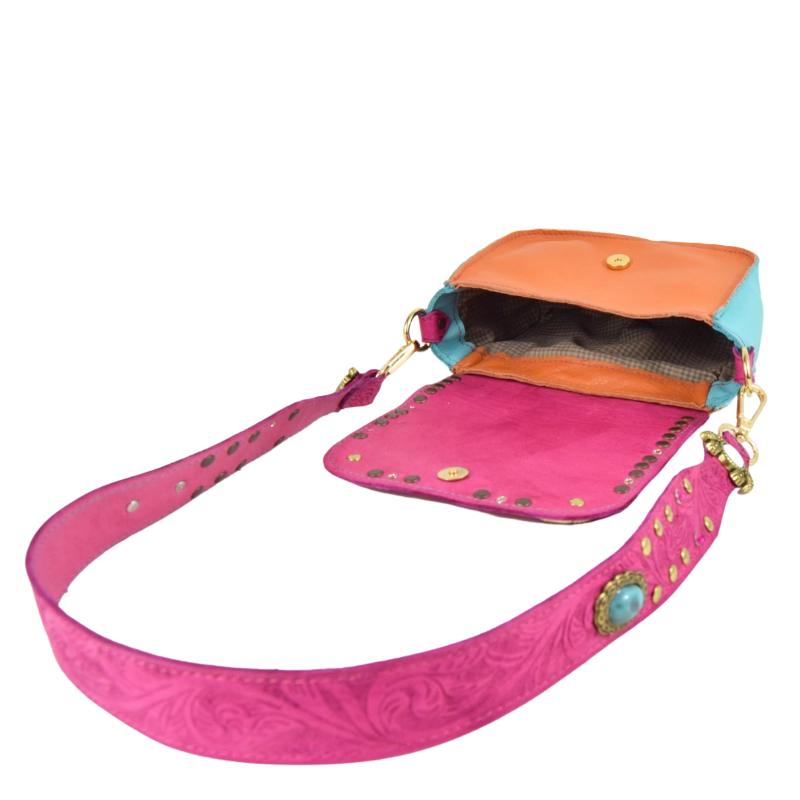 Borsetta in pelle colorata e borchiata con turchesi e strass