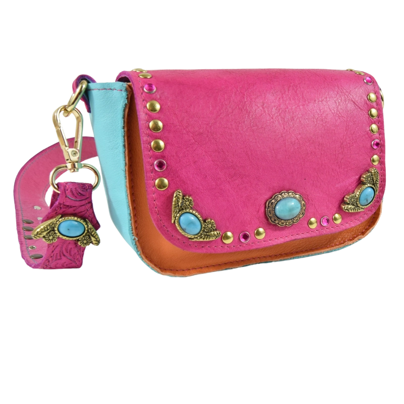 Borsetta in pelle colorata e borchiata con turchesi e strass