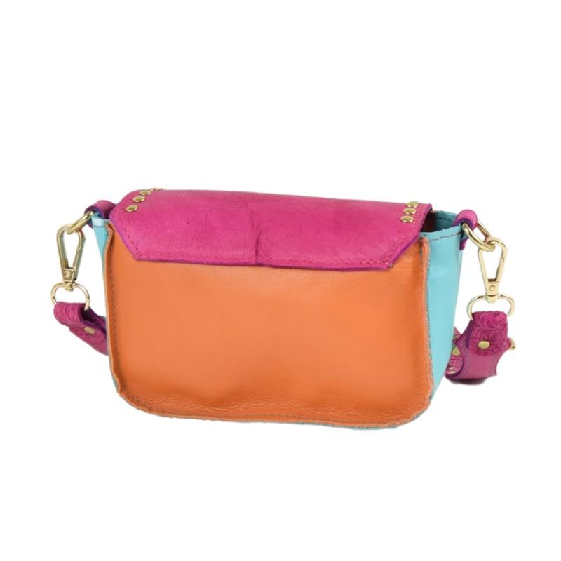 Borsetta in pelle colorata e borchiata con turchesi e strass