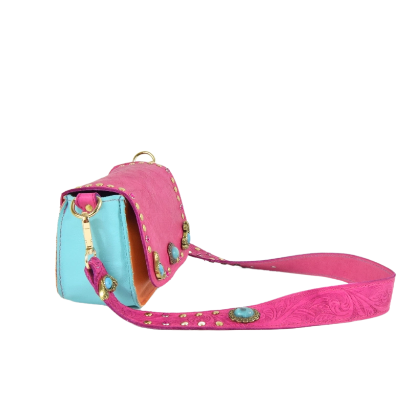 Borsetta in pelle colorata e borchiata con turchesi e strass