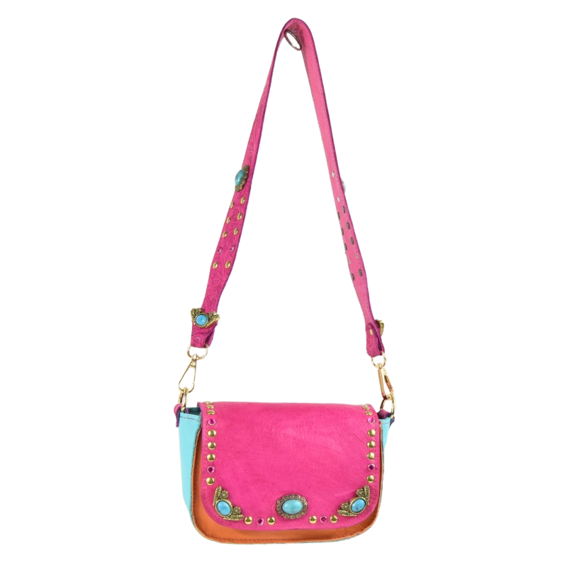 Borsetta in pelle colorata e borchiata con turchesi e strass