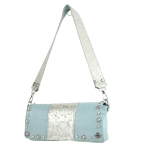 Borsa dalle piccole dimensioni e forma allungata. realizzata con pellame morbido celeste e dettagli stampati in argento. Impreziosita da strass. Da indossare a spalla o tracolla