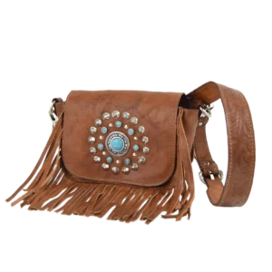 Borsa country piccole dimensioni con rosone frontale fatto di borchie color argento e simil pietre turchesi. Con frange e tracolla stampata a fuoco