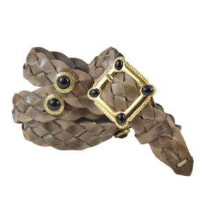 Treccia in cuoio color taupe con borchie dorate e simil pietre nere, abbinate alla fibbia che ha incastonate le stesse simil pietre della cintura