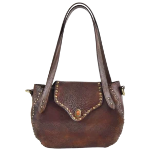 borsa in cuoio forma rotonda e borchiata a mano.