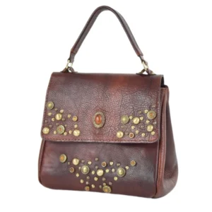 borsa in pelle marrone borchiata con simil pietre ambra