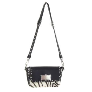 Borsa in pelle nera piccola con inserto in pelle cavallino zebrato. Borchiata a mano e impreziosita con anelli metallici per un tocco rock