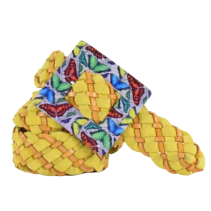 Cintura intrecciata in pelle e camoscio color giallo con fibbia smaltata con disegni di fiori e farfalle