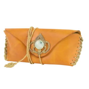 Porta occhiali in cuoio con inserto in macramè e pietra dura