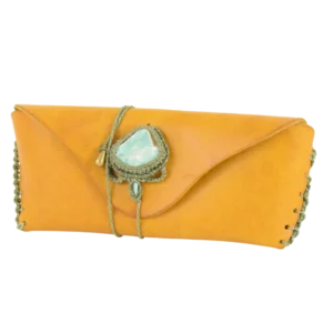 Portaocchiali in cuoio color giallo e ricamato a mano con la tecnica del macramè. impreziosito con un inserto di recupero