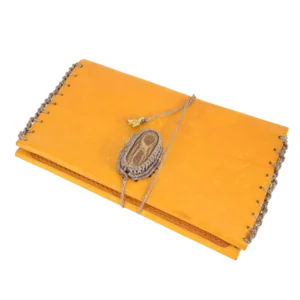 Portatabacco in cuoio color giallo con inserto ligneo e dettagli in macramè