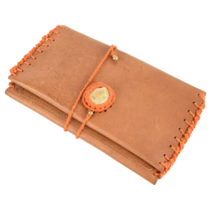 Porta tabacco in cuoio color cognac con inserti in macramè con pietra